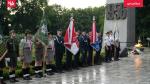 Zdjęcie z uroczystości obchodów 68 rocznicy Poznańskiego Czerwca. Pod pomnikiem z napisem 1956 stoją harcerze i funkcjonariusze.