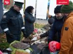 Stoisko edukacyjne Izba Administracji Skarbowej w Poznaniu. Na stołach leżą różne eksponaty z roślin i zwierząt zagrożonych wyginięciem. Obok stoi funkcjonariusz i pracownik cywilny IAS w Poznaniu. Eksponaty oglądają zgromadzeni ludzie.